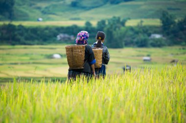 Yaşlı kadın torunu ile