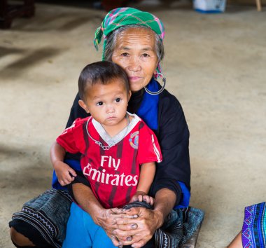 Yaşlı kadın torunu ile