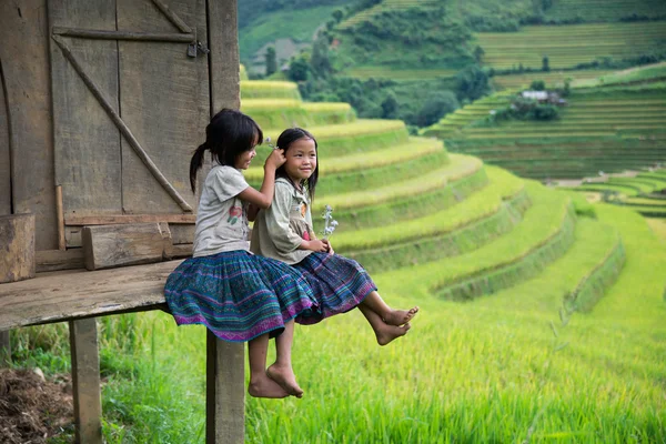 Niños de minorías étnicas en Mucangchai — Foto de Stock