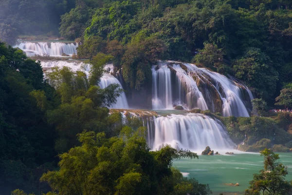 Turystyczny odwiedzić wodospad Ban Gioc — Zdjęcie stockowe