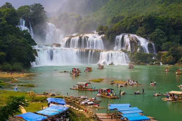 Tourist visit Ban Gioc waterfall — Stock Photo, Image