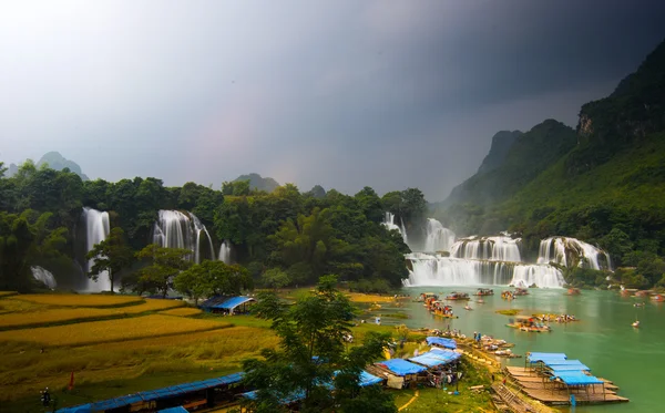 Tourist visit Ban Gioc waterfall — Stock Photo, Image