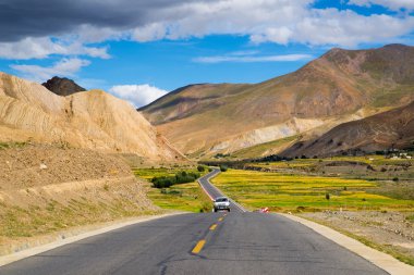Manzara arasında road arabaya