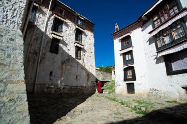 Shigatse, Tibet Tashilhunpo manastırda keşişler yürüyüş.