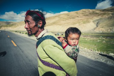 Tibet'te bir bozkır içinde onun çocukla Tibet çiftçi.