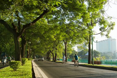 İnsanlar yürüyüş ve sürmek Thanh Nien üstünde