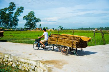 Wickered bambu levha taşıyan adam