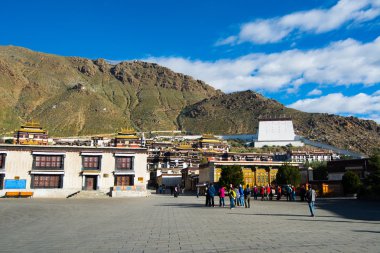 Shigatse, Tibet Tashilhunpo manastırda keşişler yürüyüş.