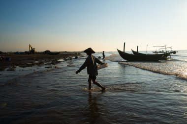 Ağları ile balıkçı taşıma tepsi 
