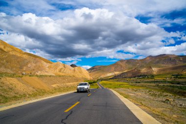 Manzara arasında road arabaya
