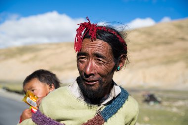 Tibet'te bir bozkır içinde onun çocukla Tibet çiftçi.