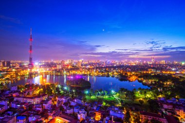 Gece Halong şehir