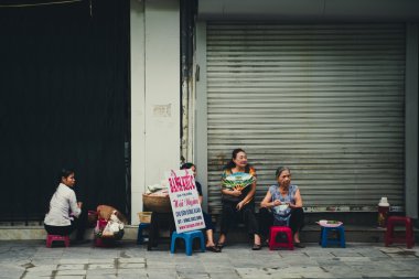 Hanoi antik şehirdeki sokak satıcıları