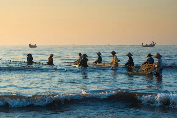 Ψαράδες στην παραλία στην Ανατολή του ηλίου — Φωτογραφία Αρχείου