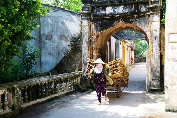 Vendedor ambulante en Hoian —  Fotos de Stock