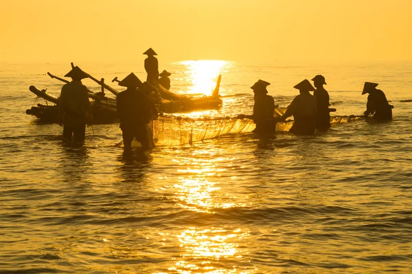 Pescadores na praia ao nascer do sol — Fotografia de Stock