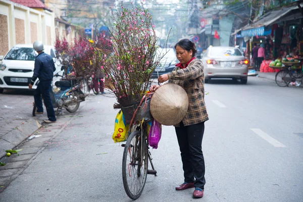 Vendedor de flores de melocotón no identificado en una calle en Hanoi — Foto de Stock