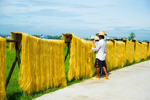 Cu Da Köyü, Hanoi, Vietnam bambu çit üzerinde özel bir Vietnamlı erişte kurutulduktan