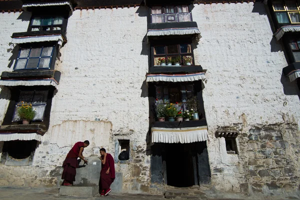 Monks in Drepung monastery — Stock Photo, Image