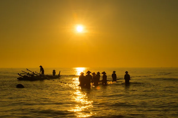 Rybáři na pláži v sunrise — Stock fotografie