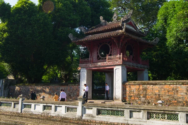 Vue du temple de la Littérature le 12 juillet 2014 à Hanoi, Vietnam. Le temple de la Littérature, construit en 1070, est la première université vietnamienne . — Photo