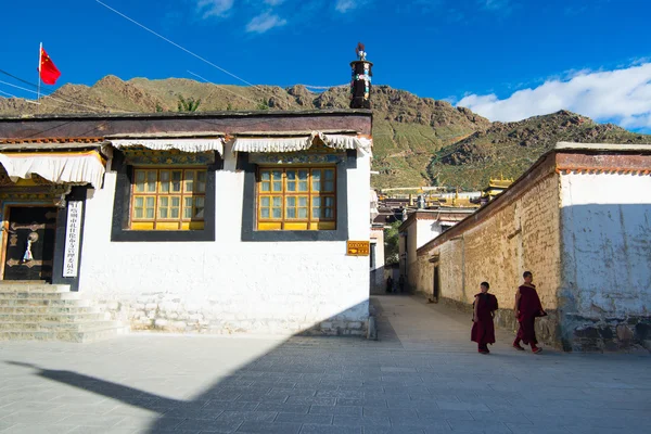 Mniši chodí v klášter Tashilhunpo v Shigatse, Tibet. — Stock fotografie