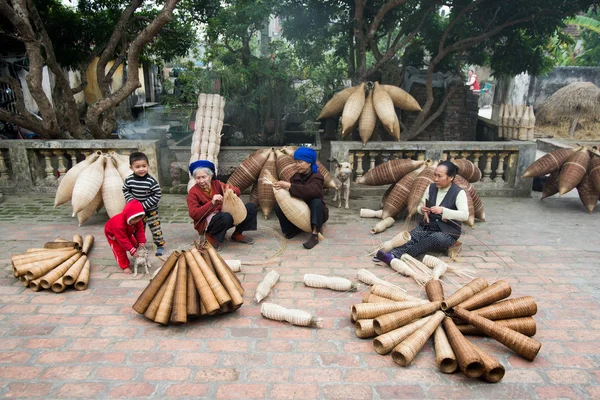 Mujeres mayores haciendo cestas de mimbre — Foto de Stock