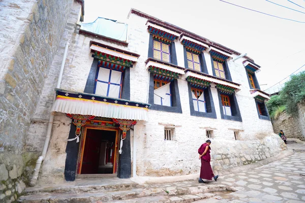 Mniši v klášteře Drepung ve Lhase, Tibet. — Stock fotografie