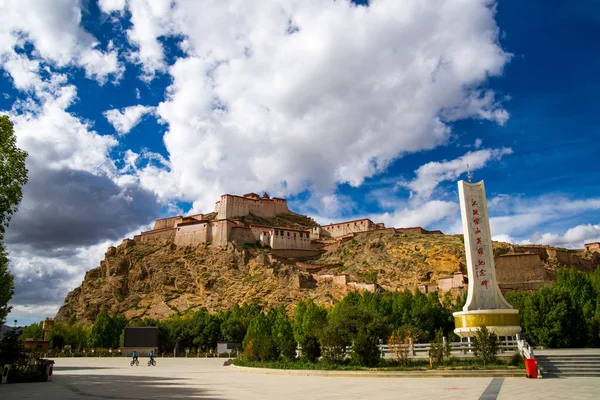 Praça da cidade com vista para a fortaleza de Gyantse — Fotografia de Stock