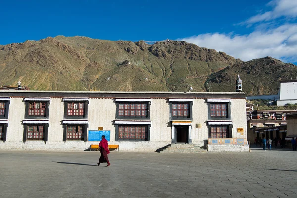 Mniši chodí v klášter Tashilhunpo v Shigatse, Tibet. — Stock fotografie