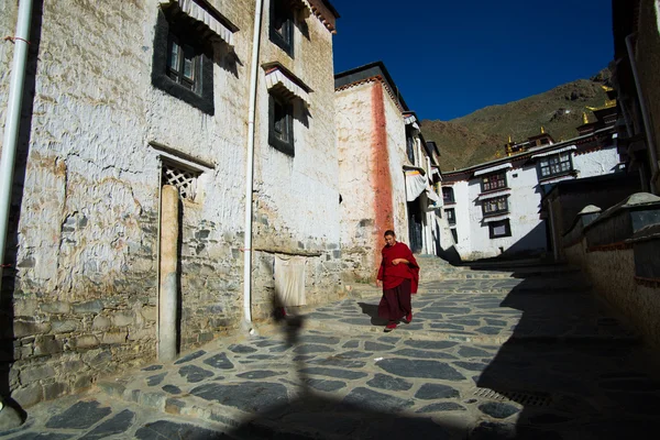 Mniši chodí v klášter Tashilhunpo v Shigatse, Tibet. — Stock fotografie