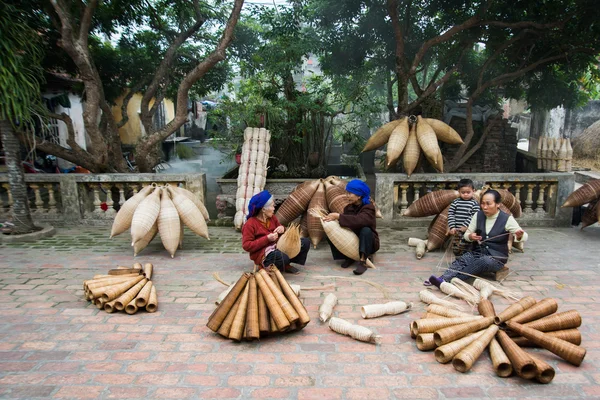 Mujeres no identificadas tejían bambú en Hung Yen, Vietnam — Foto de Stock