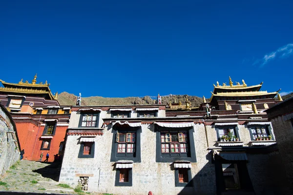 Monjes caminan en el monasterio de Tashilhunpo en Shigatse, Tíbet . — Foto de Stock