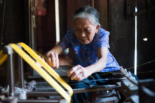 Kimliği belirsiz kadın ipek dokuma — Stok fotoğraf