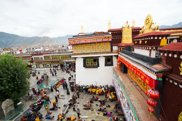 İnsanlar Jokhang tapınak önünde dua.