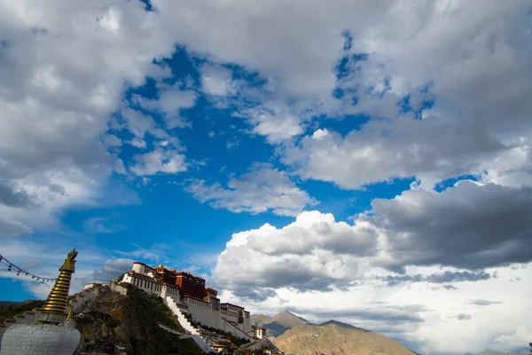 Adorador no mosteiro de Drepung em Lhasa — Fotografia de Stock