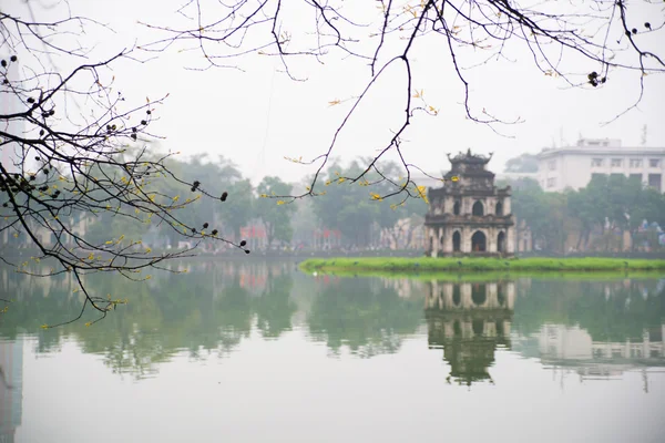 Torre de tartaruga no lago Hoan Kiem — Fotografia de Stock