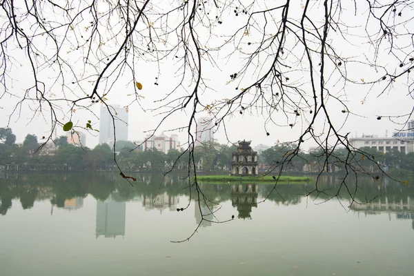 Torre de la tortuga en el lago de la espada — Foto de Stock