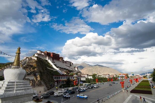 Verehrer in einem verträumten Kloster in Lhasa — Stockfoto