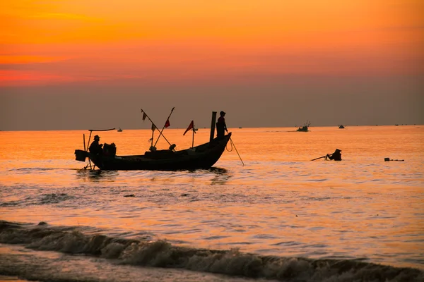 Rybacy na łodzi w sunrise w Hai Ly, Nam Định — Zdjęcie stockowe