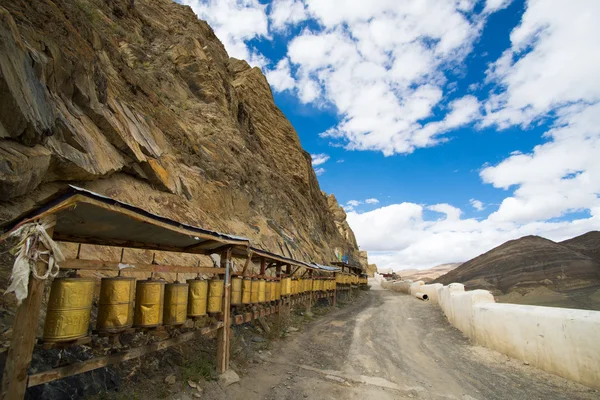 İbadet tekerlerimi Tingri, Tibet Shegar Dzong (Chode Manastırı) yolu üzerinde bir dizi