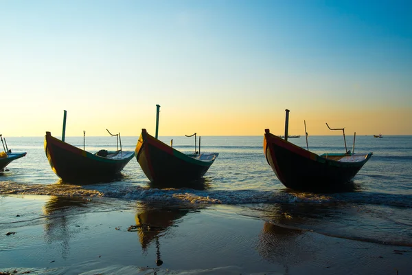 Ряд човнів на пляжі — стокове фото