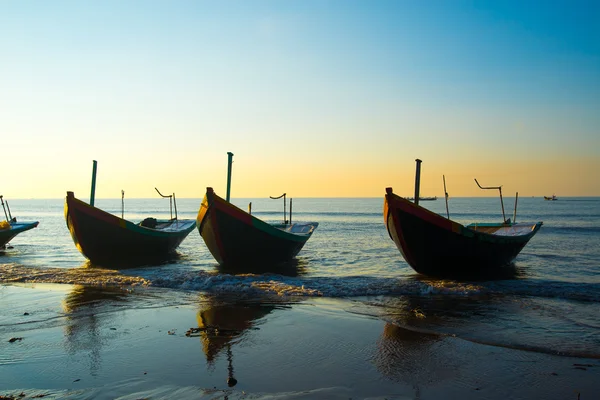 Eine Reihe von Booten am Strand — Stockfoto