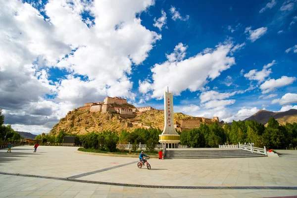 Over het hoofd gezien door Gyantse fort stadsplein Rechtenvrije Stockfoto's