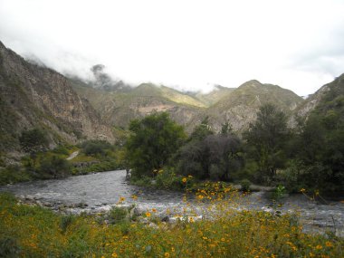 Doğu Sierra Madre dağları arasında nehir, Meksika