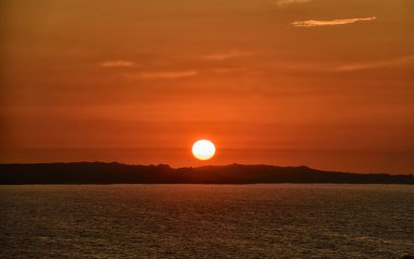 Kızıl gökyüzü ve solgun güneş
