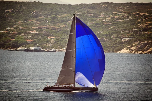 Beachcomber-Alpha Dory 21 sailing in Parker River — Stock ...