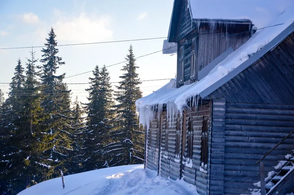 Große Eiszapfen auf einem Hausdach — Stockfoto