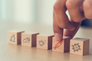 Corona virüsü aşısını bulmak umuduyla 2021 yılına kadar yayılan ahşap Covid-19 küpünün üzerinde el düzenlemesi yaparak, hastayı iyileştirmek ve tüm dünyaya yaymak için doğru aşıyı seçin.