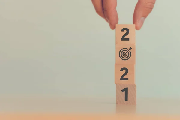 2021 strateji iş büyümesi konsepti. İş adamı yeni yıl 2021 'den kalma tahta küpleri elle çevirir